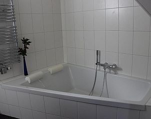 Ruim bad in de badkamer van TS37 appartement West-Terschelling, Terschelling.