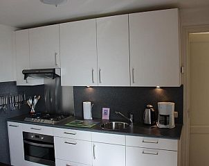 Volledig uitgeruste keuken in TS37 appartement West-Terschelling met moderne apparatuur.