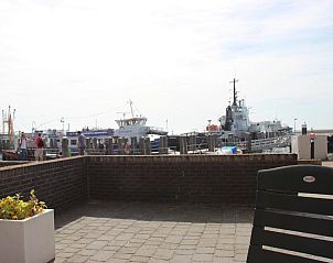 Terras van TS37 appartement West-Terschelling met uitzicht op de haven, Terschelling.