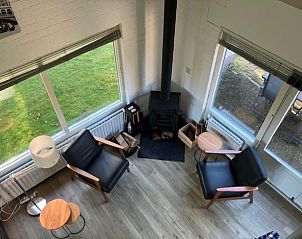 Groene tuin bij vakantiehuis FR433 in Appelscha, Friesland, omgeven door natuur.