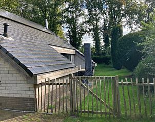 Lichte eetkamer in vakantiehuis FR433, Appelscha, met uitzicht op de tuin.
