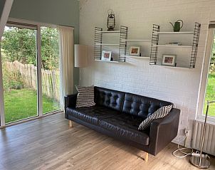 Slaapkamer met groot raam in vakantiehuis FR433, Appelscha, Friese bossen.