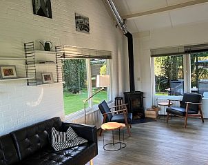 Gezellige eetruimte in vakantiehuis FR433, Appelscha, met veel natuurlijk licht.