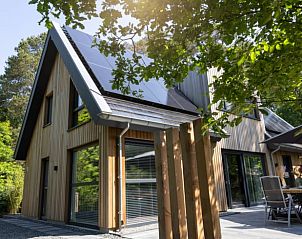 Terras van Huisje in Appelscha, vakantiehuis in Friese bossen, Friesland, met moderne buitenruimte.