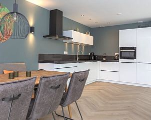 Moderne keuken in Huisje in Appelscha, vakantiehuis in Friese bossen, Friesland, met eethoek en strakke inrichting.