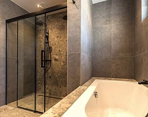 Luxe badkamer in Huisje in Appelscha, vakantiehuis in Friese bossen, Friesland, met douche en bad.