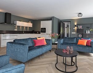 Ruime woonkamer van Huisje in Appelscha, vakantiehuis in Friese bossen, Friesland, met open keuken.