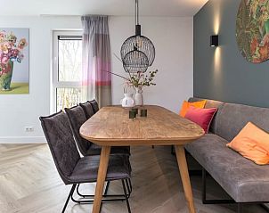 Eetgedeelte in Huisje in Appelscha, vakantiehuis in Friese bossen, Friesland, met houten tafel en comfortabele stoelen.