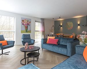 Open woonkamer in Huisje in Appelscha, vakantiehuis in Friese bossen, Friesland, met moderne inrichting.