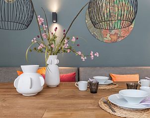 Gedekte tafel in Huisje in Appelscha, vakantiehuis in Friese bossen, Friesland, met moderne decoratie.