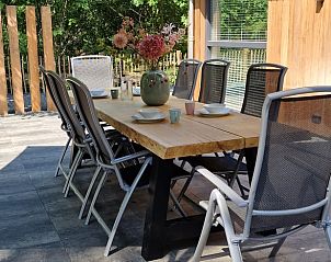 Buitenterras van Huisje in Appelscha, vakantiehuis in Friese bossen, Friesland, met ruime eettafel.