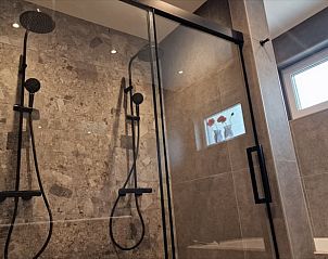 Moderne regendouche in Huisje in Appelscha, vakantiehuis in Friese bossen, Friesland.