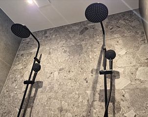 Stijlvolle douchekoppen in badkamer van Huisje in Appelscha, vakantiehuis in Friese bossen, Friesland.