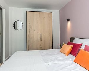 Slaapkamer met houten kast in Huisje in Appelscha, vakantiehuis in Friese bossen, Friesland.