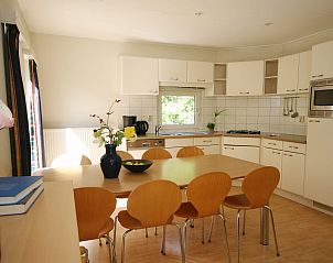 Ruime keuken van Chalet de Vink in Appelscha, Friese bossen, met moderne voorzieningen en uitzicht op de natuur.