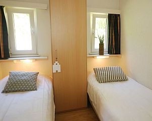 Sfeervolle slaapkamer in Chalet de Vink, Appelscha, Friese bossen, Friesland, met comfortabele bedden en natuurlijke lichtinval.