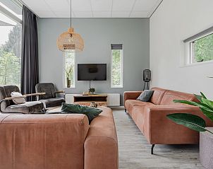 Stijlvolle woonkamer van vakantiehuis Bungalow de Heivlinder in Appelscha, omgeven door de natuur van Friesland.