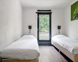 Tweede slaapkamer van Bungalow de Heivlinder in Appelscha, Friesland, met serene bosrijke omgeving.