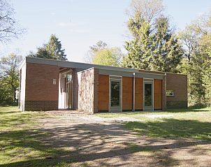 Buitenaanzicht van Bungalow de Heivlinder in Appelscha, omringd door de rustgevende natuur van Friesland.