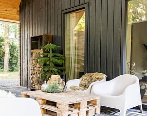 Ontspannen op de veranda van Huisje in Appelscha, vakantiehuis in de Friese bossen, Friesland, met uitzicht op de natuur.