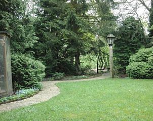 Natural surroundings of The Vlier bungalow in Appelscha, Friesland with hiking trail and lush green forests.