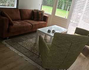 Gezellige woonkamer in Vakantiehuisje in Appelscha, ideaal voor een ontspannen verblijf in de Friese bossen, Friesland.