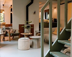 Gemtliches Wohnzimmer im Ferienhaus in Appelscha, Ferienhaus in den friesischen Wldern, Friesland, mit moderner Einrichtung und Blick auf die Natur.