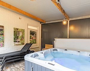Entspannen Sie sich im Jacuzzi im Huisje in Appelscha, Ferienhaus in Appelscha, Friesland.