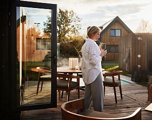Ontbijten op het terras van Unbrick One, vakantiehuis in Appelscha, Friese bossen.