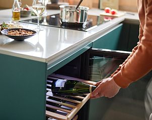 Wijnkoeler in de keuken van Unbrick One, vakantieaccommodatie in Appelscha, Friesland.