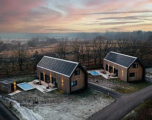 Luchtfoto van Unbrick One, vakantiehuis met zwembad in Appelscha, Friese bossen.
