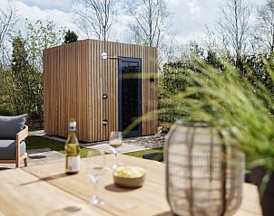 Buitenruimte met sauna bij Unbrick One, vakantiehuis in Appelscha, Friesland.