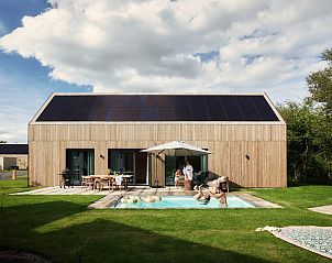 Buitenzwembad bij Unbrick One, vakantiehuis in Appelscha, Friesland.