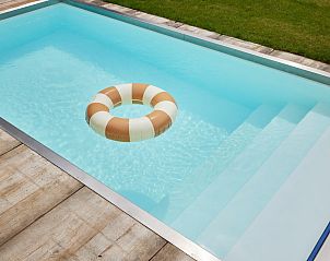 Zwembad met opblaasband bij Unbrick One, vakantieaccommodatie in Appelscha, Friese bossen.