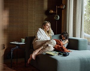 Gezellig samenzijn in de woonkamer van Unbrick One, vakantiehuis in Appelscha, Friesland.