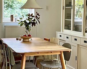 Eetkamer van Huisje in Appelscha, vakantiehuis in Friesland, met houten tafel en frisse inrichting.