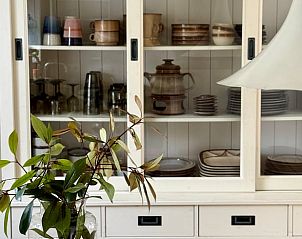 Stijlvolle kast in Huisje in Appelscha, vakantiehuis in Friese bossen, gevuld met servies.