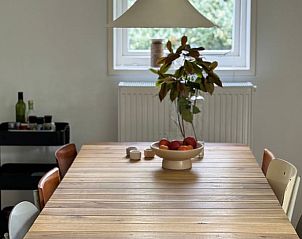 Gezellige eetruimte in Huisje in Appelscha, vakantiehuis in Friesland, met uitzicht op de tuin.