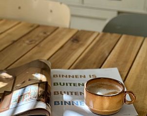 Ontspanning in Huisje in Appelscha, vakantiehuis in Friese bossen, met koffie en tijdschrift.