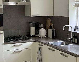 Moderne keuken in Huisje in Appelscha, vakantiehuis in Friesland, volledig uitgerust voor comfort.