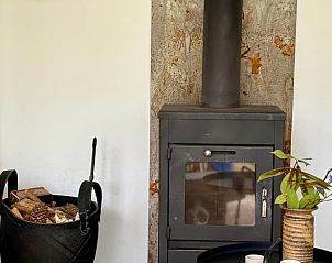 Gezellige houtkachel in Huisje in Appelscha, vakantiehuis in Friesland, perfect voor koude avonden.