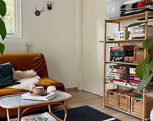 Speelhoek in Huisje in Appelscha, vakantiehuis in Friesland, met bordspellen en comfortabele zithoek.