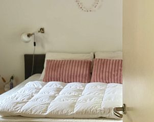 Hoofdslaapkamer in Huisje in Appelscha, vakantiehuis in Friesland, met comfortabele bedden en zachte kussens.