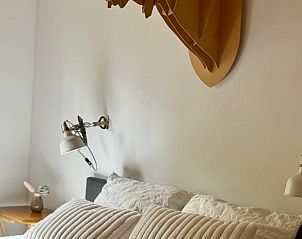 Gezellige slaapkamer in Huisje in Appelscha, vakantiehuis in Friesland, met houten decoratie.