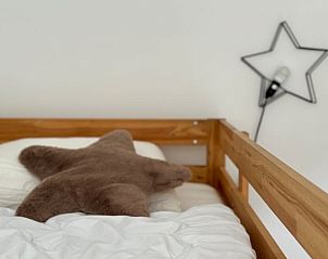 Comfortabel bed in Huisje in Appelscha, vakantiehuis in Friese bossen, met stervormig kussen.