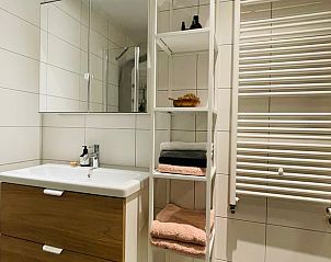 Moderne badkamer in Huisje in Appelscha, vakantiehuis in Friesland, met ruime wastafel.