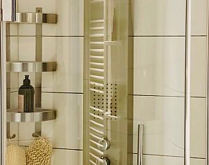 Stijlvolle douche in Huisje in Appelscha, vakantiehuis in Friese bossen, met luxe afwerking.