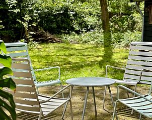 Zithoek in de tuin van Huisje in Appelscha, vakantiehuis in Friese bossen, omgeven door natuur.