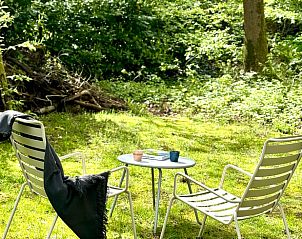 Relaxhoek in de tuin van Huisje in Appelscha, vakantiehuis in Friesland, perfect voor ontspanning.
