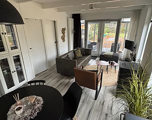 Cozy living room of Bungalow het Goudhaantje in Appelscha, Friesland, with views of the Frisian woods and a comfortable seating area.